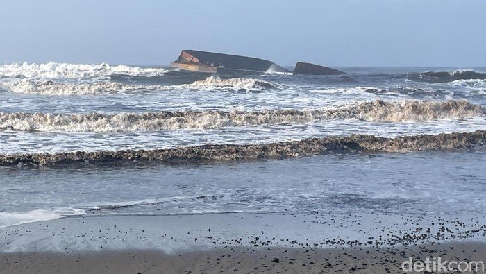 Kebocoran Tongkang Batu Bara di Pangandaran: Air Laut Berubah Hitam, Ekosistem Pesisir Terancam