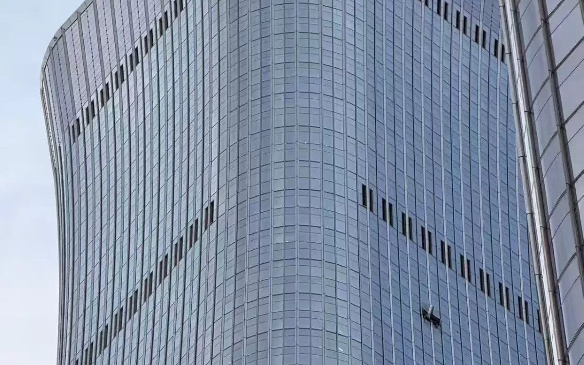 Pesawat Kecil Tabrak CITIC Tower, Gedung Tertinggi Beijing: Pilot Tewas, 13 Orang Luka