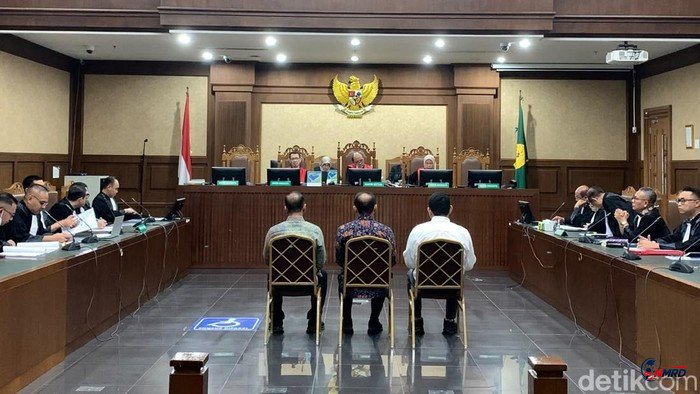 Tiga Mantan Pejabat Bea Cukai Kemenkeu Didakwa Terima Suap Rp78 Miliar