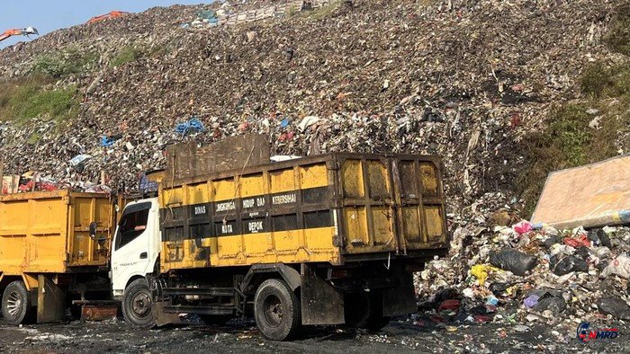 Kebakaran Hebat Landa TPA Cipayung Depok: Asap Tebal Membumbung Tinggi