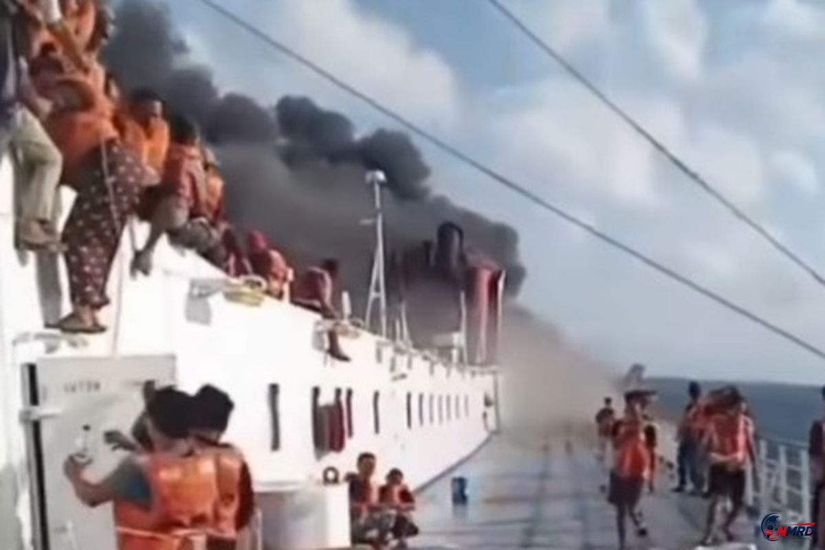 Ratusan Penumpang KM Mutiara Sentosa 2 Dievakuasi Usai Kapal Terbakar di Perairan Utara Madura
