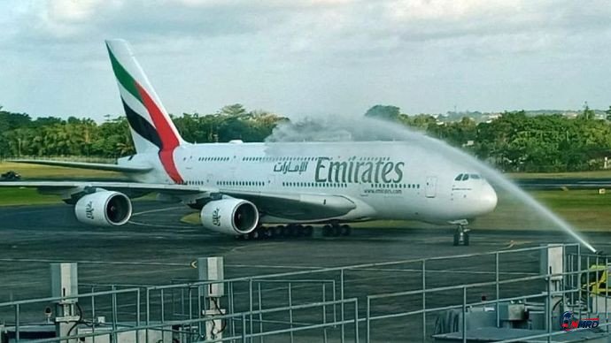 Pesawat Raksasa Emirates Airbus A380 Mendarat Perdana di Bandara Soekarno-Hatta, Bawa Skuad untuk Laga Chelsea vs AC Milan