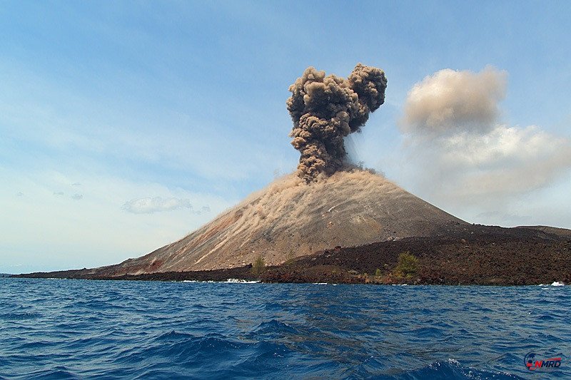 Gunung Anak Krakatau Erupsi Lagi, Kolom Abu Tebal Membubung Dua Kali, Kapal Wisata Diimbau Segera Menjau