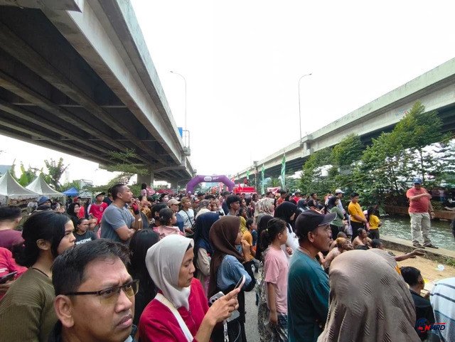 Warga Cipinang Melayu Antusias Ikuti Lomba Titian Pinang Semarak Kalimalang, Hadiah Motor Listrik dari Wapres Jadi Motivasi