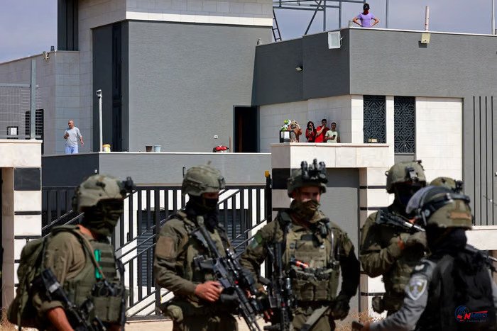 Aktivis Dihentikan Militer Israel Saat Coba Antar Makanan dan Air ke Rumah Warga Palestina yang Dikepung Pemukim di Desa Qusra