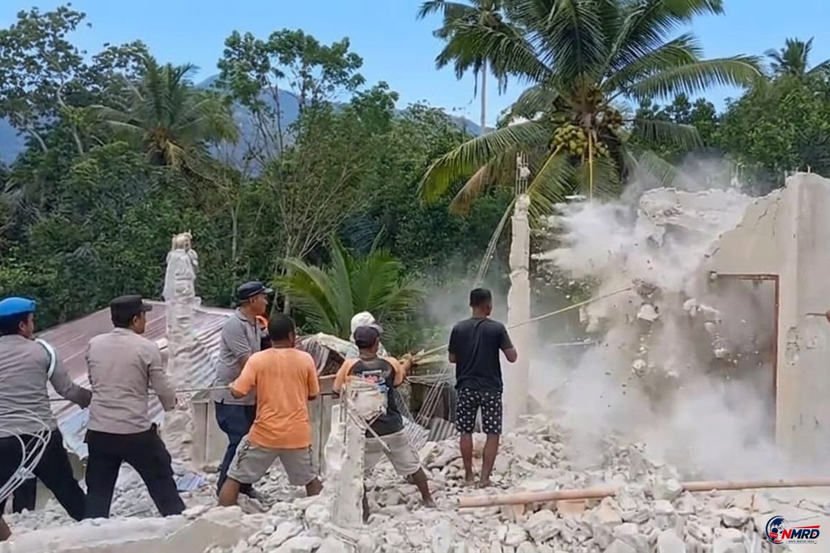 Warga Gotong Royong Bersihkan Reruntuhan Rumah Korban Gempa di Manggarai Barat
