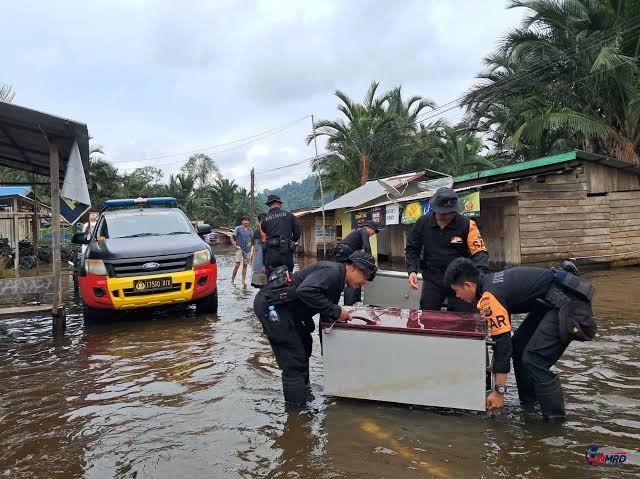 Sulawesi Tengah Dilanda Bencana Ganda: Banjir Bandang Terjang Permukiman, Kebakaran Meluas di Tengah Kekeringan