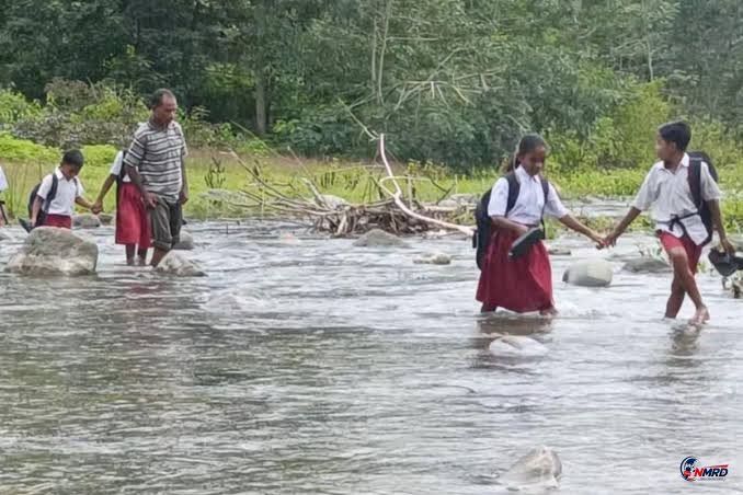 Demi Sekolah, Siswa SD Negeri Oelfab Harus Seberangi Sungai Tanpa Jembatan dan Tempuh Jalan Menanjak