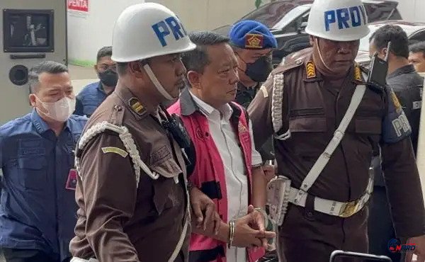 Febrie Adriansyah Kembali Diperiksa Kejaksaan Agung sebagai Saksi TPPU, Tiba Diborgol dengan Rompi Tahanan Merah Muda