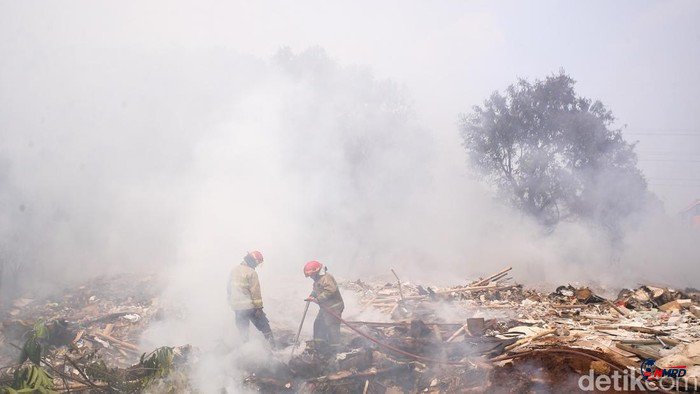 Api Kembali Berkobar, Tumpukan Sampah di Ciputat Timur Terbakar hingga Asap Kepung Permukiman