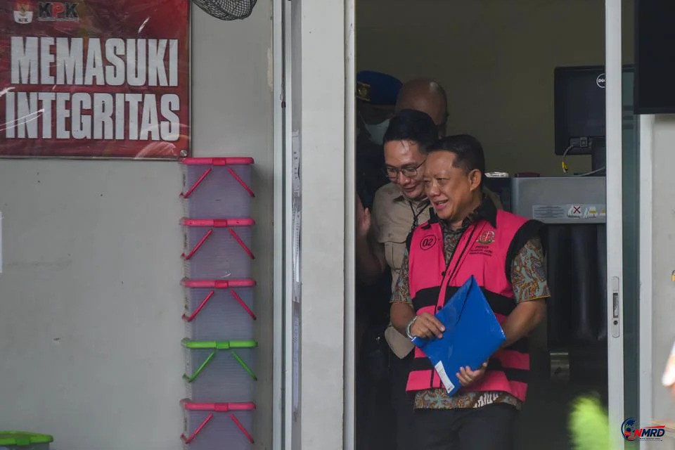 Diperiksa 10 Jam, Mantan Jampidsus Febrie Ardiansyah Keluar Kejagung Pakai Rompi Tahanan