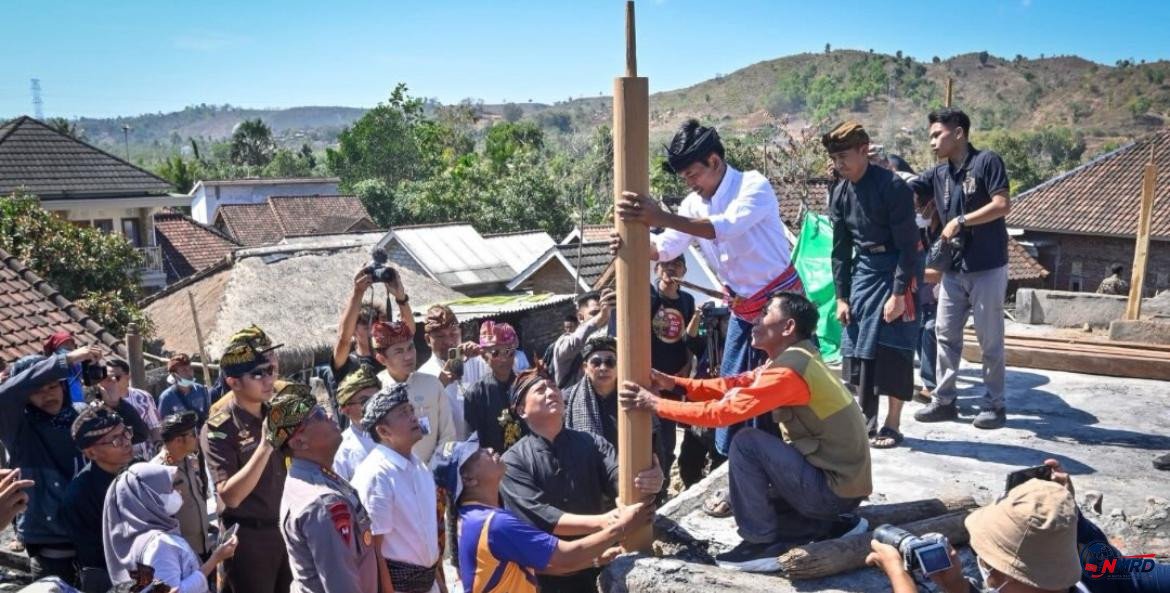 Tradisi Nyemulak Jadi Penanda Kebangkitan Kampung Adat Sade Usai Dilanda Kebakaran
