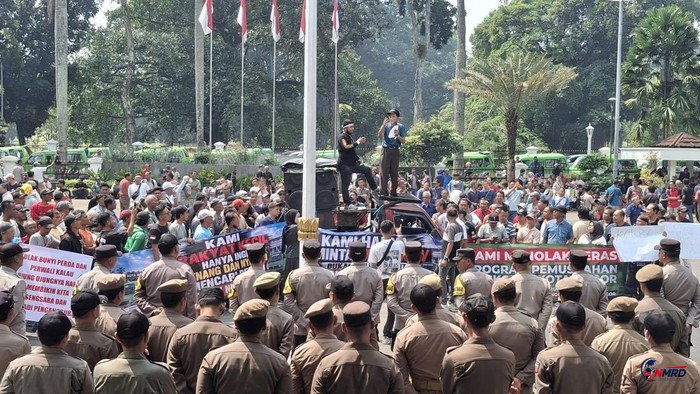 Ratusan Sopir Angkot Demo di Balai Kota Bogor, Desak Pemkot Beri Solusi soal Penataan Angkutan Umum
