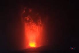 Anak Krakatau Kembali Erupsi, Lava Pijar Menyembur seperti Air Mancur, Risiko Tsunami Dipastikan Belum Meningkat