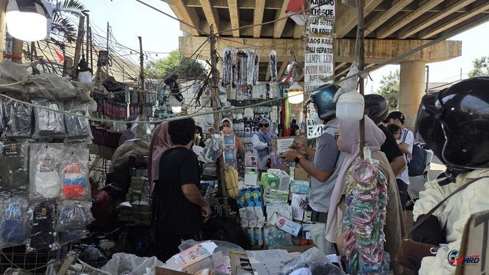Imbas Abu Vulkanik Anak Krakatau Sampai Jakarta, Warga Berburu Masker di Pondok Labu