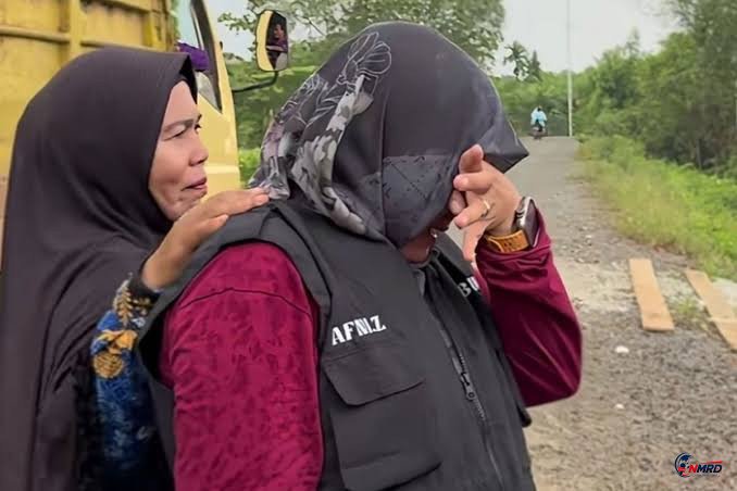 Bupati Siak Menangis Lihat 3 Keluarga Guru Tinggal Serumah, Siswa Tempuh 2 Jam ke Sekolah