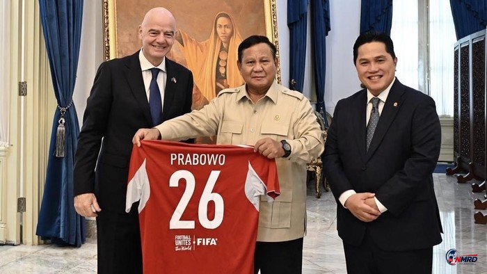 Prabowo Dapat Jersey Nomor 26 dari Presiden FIFA, Diundang Nonton Final Indonesia vs Thailand