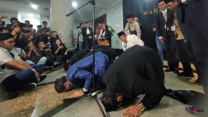 Andi Azwan Sujud Syukur usai MK Tak Terima Gugatan Ijazah Gibran