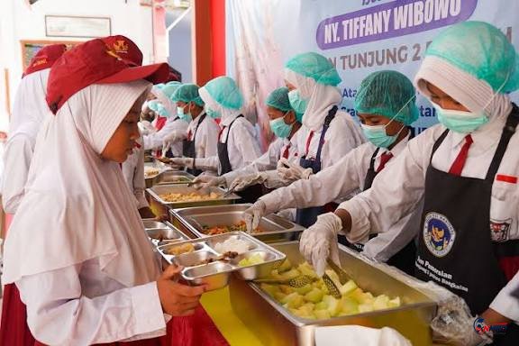 MBG Mulai Diuji Coba dengan Sistem Prasmanan di Bangkalan, Siswa Kelas VI Ikut Layani Adik Kelas