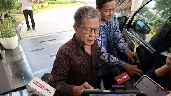 Rocky Gerung Disindir Usai Masuk Istana, Respons Santainya Jadi Sorotan: “Mantan Masih Mantau”