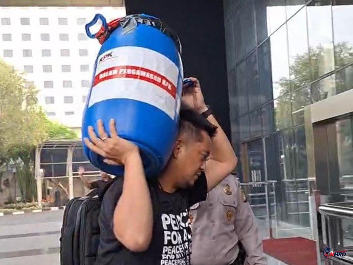 Bupati Klaten Hamenang Wajar Ismoyo Tiba di KPK usai OTT, Tong Biru Diduga Tempat Simpan Uang Korupsi