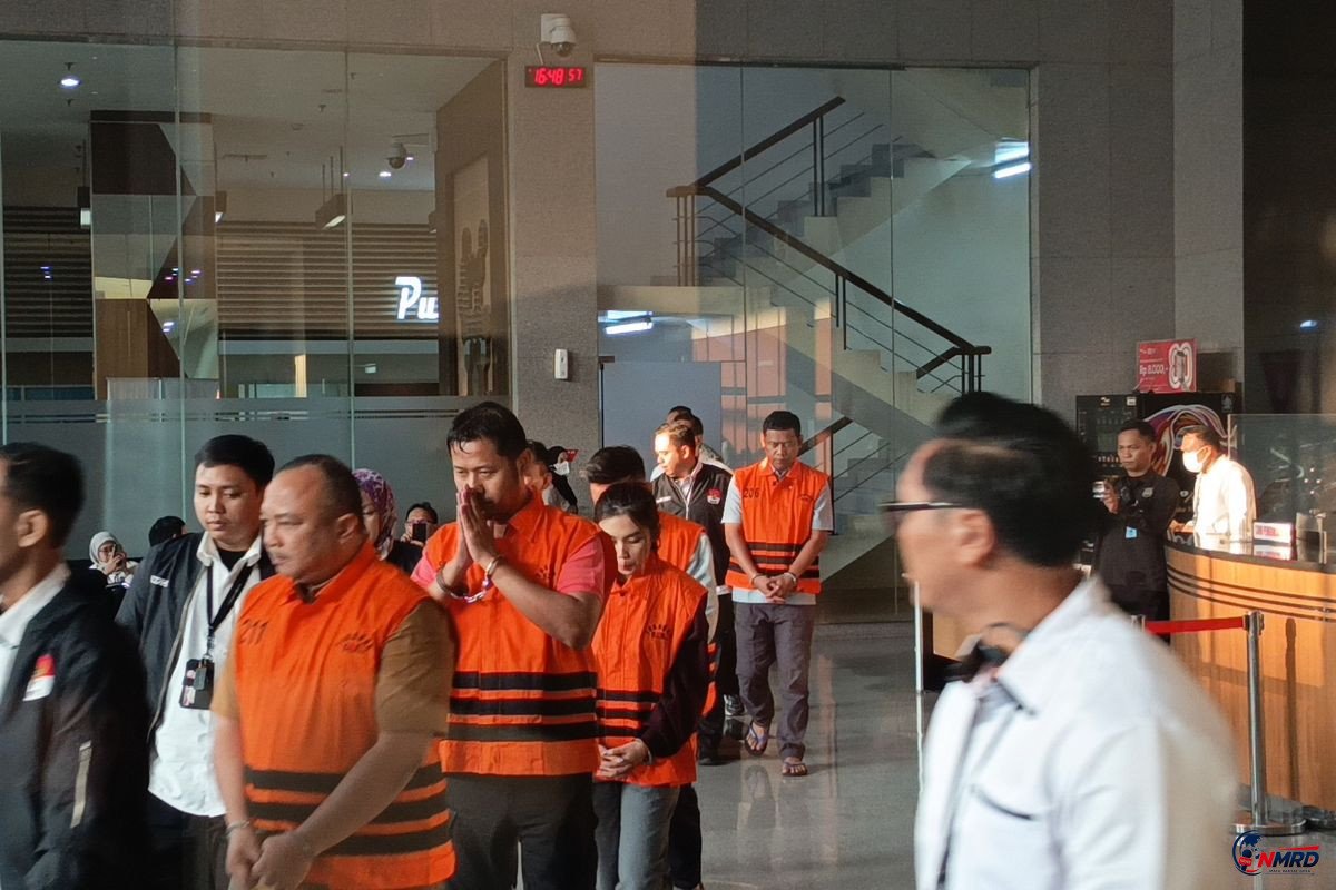 Lima Tersangka Korupsi BNPB Digiring Keluar Gedung KPK Menuju Tahanan